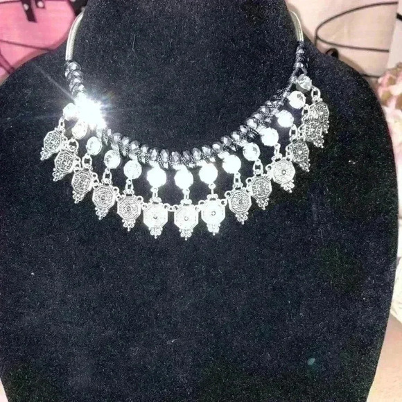 beautiful silver-tone necklace - Picture 2 of 5